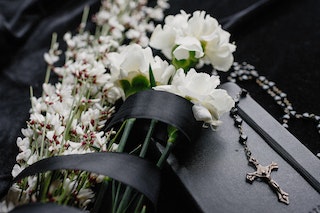Milyen virágot, koszorút illik vinne temetésre?